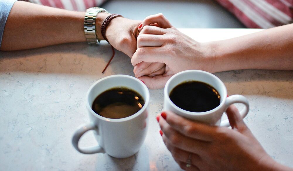 Händehalten beim Kaffeetrinken
